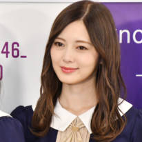 「後ろ姿でも美人がわかる」白石麻衣、美背中ちらりの上品ドレスSHOTにファン悶絶「ちょいセクシーでめっちゃ綺麗」