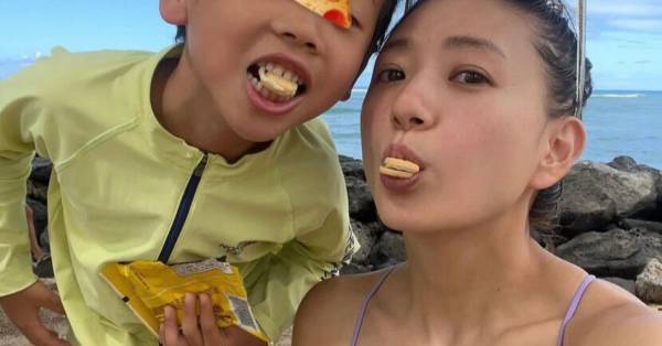 伊藤千晃、6歳息子とハワイの海でサーフィン！お茶目SHOTに反響「楽し
