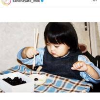 佐野勇斗、1歳9ヶ月頃の幼少期SHOTを公開！現在のアイドルSHOTとのギャップに反響「成長が凄いｗ」「まつ毛なっっっっが！」