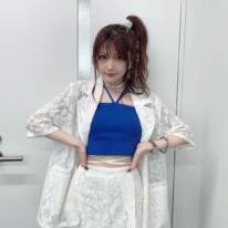 「なんて美脚」田中れいな、ほっそり美太ももを見せた超ミニ丈セットアップ姿に絶賛の声「優勝すぎる」