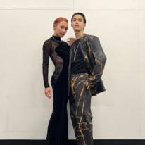 「美男美女」土屋アンナ、18歳息子との圧倒的美スタイルを見せた“親子モデル”2SHOTに反響「かっこいい親子」