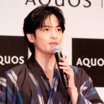 「オーラが凄い」志尊淳、美スタイル際立つブラックスーツSHOTに反響「かっこよすぎる」