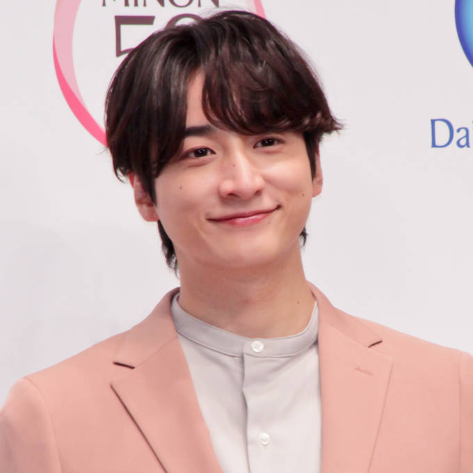 小関裕太、舌ペロ＆笑顔のもぐもぐSHOT公開に「このあざとさは大歓迎」「かわいい」の声