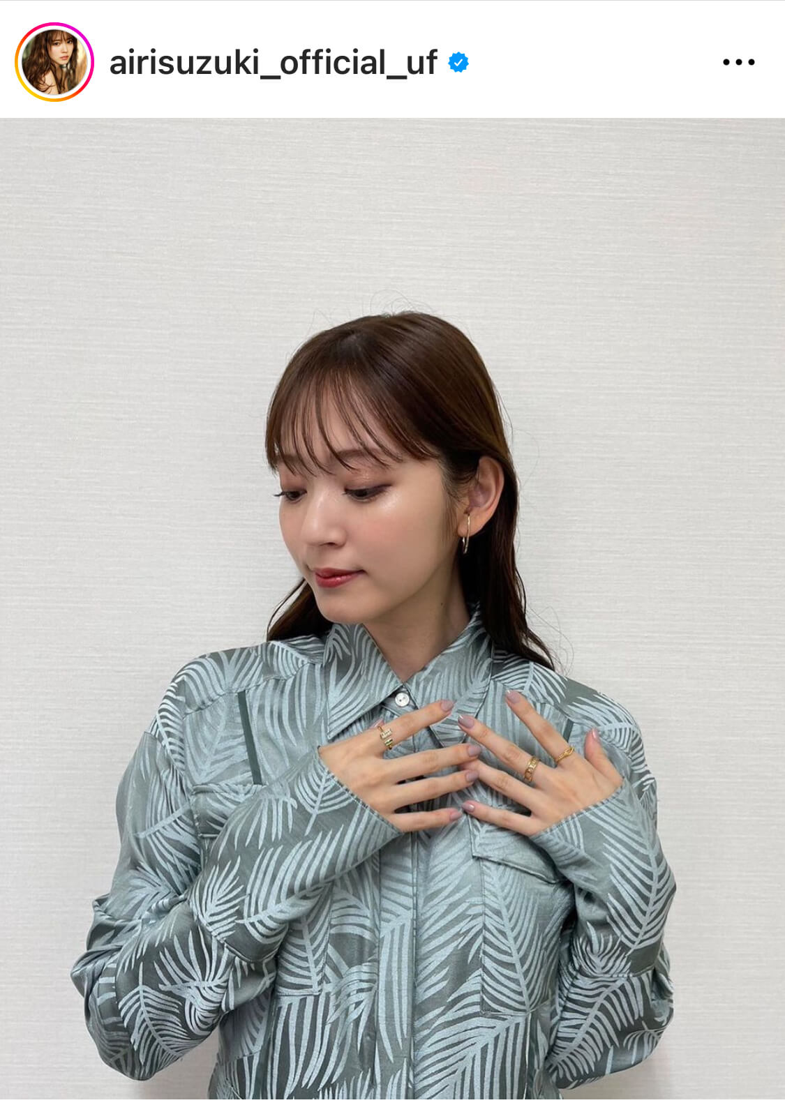 鈴木愛理、ほっそり美肩見せのワンピースSHOTに反響「横顔のラインとか