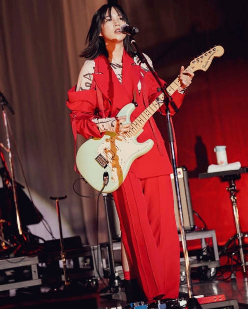 のん、真っ赤な衣装で野音ライブに登場！臨場感あふれるステージSHOTに