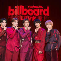 M!LK、艶やかな紅色の衣装で“大人の色気”全開！新たな魅力の新曲「Kiss Plan」パフォーマンス初披露