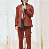 「スタイルお化け」山田裕貴、足を上げた“キメ顔”SHOTに驚きの声「足長っ」「体が柔らかい！」