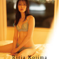 小島梨里杏、濡れ髪×ヘルシー美ボディのキャミソールSHOT披露！“大人の恋”テーマで魅せる