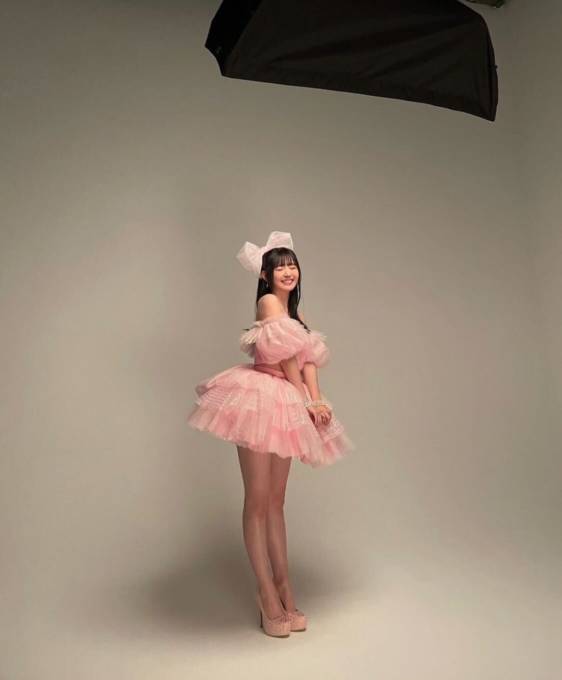 「脚なっっっがい！！」鈴木愛理、ミニスカで美脚全開！ラブリーなアイドル衣装SHOTに「理想の体型」