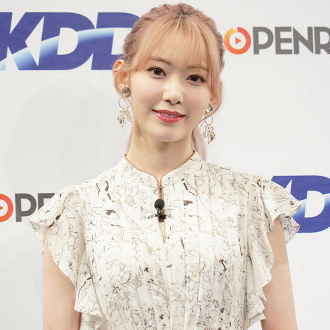 制服姿最高！」宮脇咲良、すらり美脚の“JK風”『Smart』MVオフショット