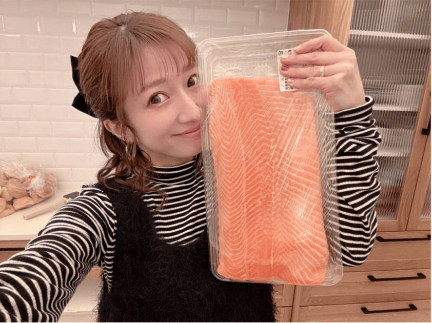 辻希美、コストコで巨大サーモン購入！“サーモン握り尽くし“の夕食報告