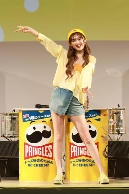 ゆうちゃみ、超ミニのデニムスカートで美脚全開！イエローを基調とした“チーズ風コーデ”に大満足