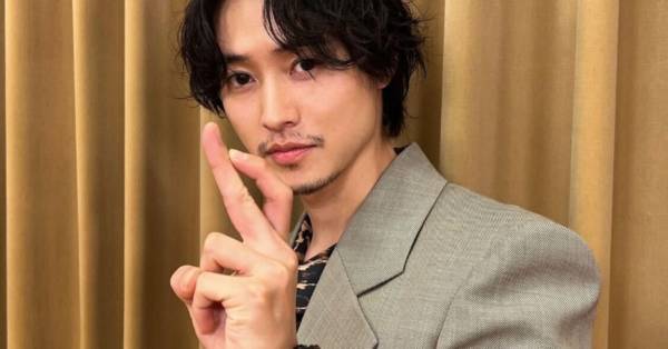 山崎賢人、“呪印ポーズ”でパシャリ！ワイルド＆クールな髭SHOTに反響