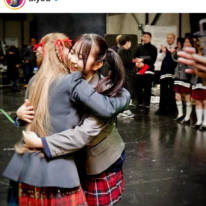 「穏やかで優しい顔」浜崎あゆみ、子供たちを抱きしめた制服風姿の笑顔SHOTに反響「ayu×子供は最強」