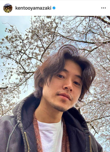 彼氏感がまじで最高」山崎賢人、桜をバックにした微笑みSHOTに反響「桜