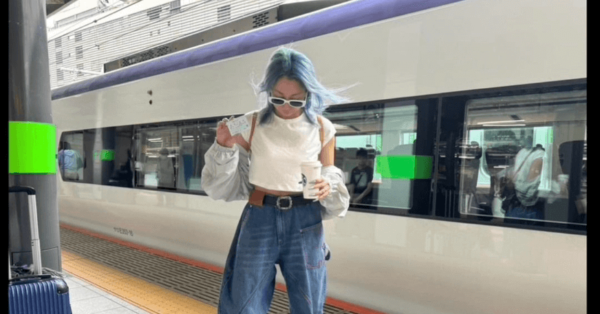 倖田來未、駅でもオーラ全開！？ほっそり二の腕見せの移動コーデに