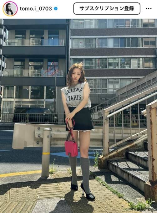 「細くて長い足が際立つ！」板野友美、美脚を大胆に披露したミニスカコーデに反響「スタイル抜群」