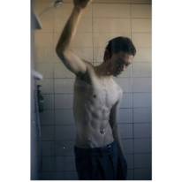 佐野勇斗、美しすぎる腹筋を大胆見せ！肉体美SHOTにファン大興奮「すごすぎて叫んだ」「破壊力」