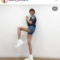 「美脚が凄まじい」hitomi、ほっそり美脚を大胆見せ！超ミニ丈パンツSHOTに反響「とても美しいお御足！」