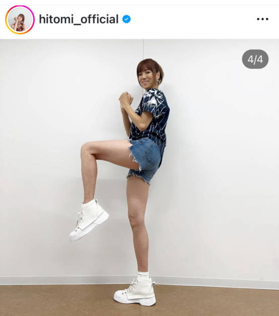 美脚が凄まじい」hitomi、ほっそり美脚を大胆見せ！超ミニ丈パンツSHOT