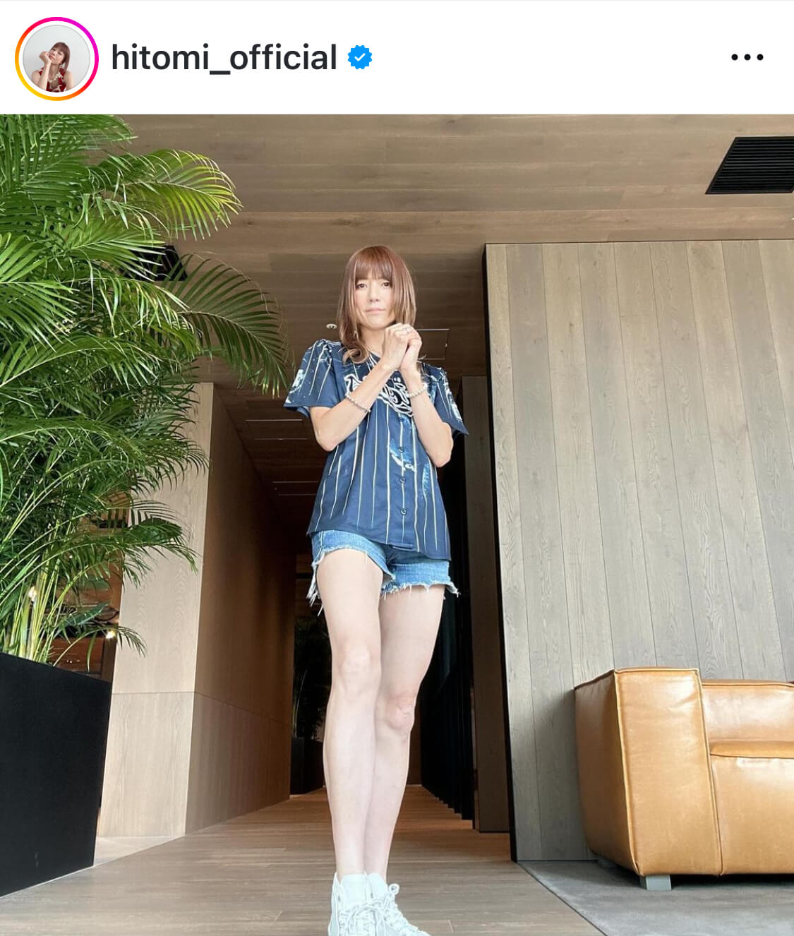 美脚が凄まじい」hitomi、ほっそり美脚を大胆見せ！超ミニ丈パンツSHOT