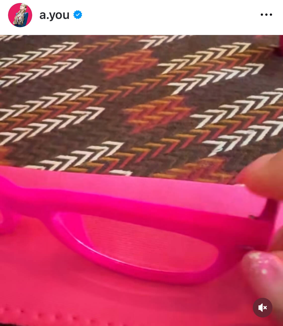 浜崎あゆみ、唇をぷにっ！お茶目なピンクメガネSHOTに反響「あゆさん