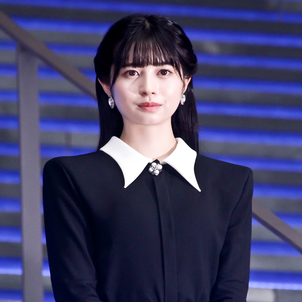 大人っぽい！」桜田ひより、センター分けヘア×白シャツの