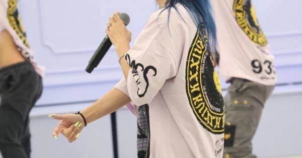 倖田來未、ブルーヘア×美ふともも見せのリハSHOTに反響「どの角度から