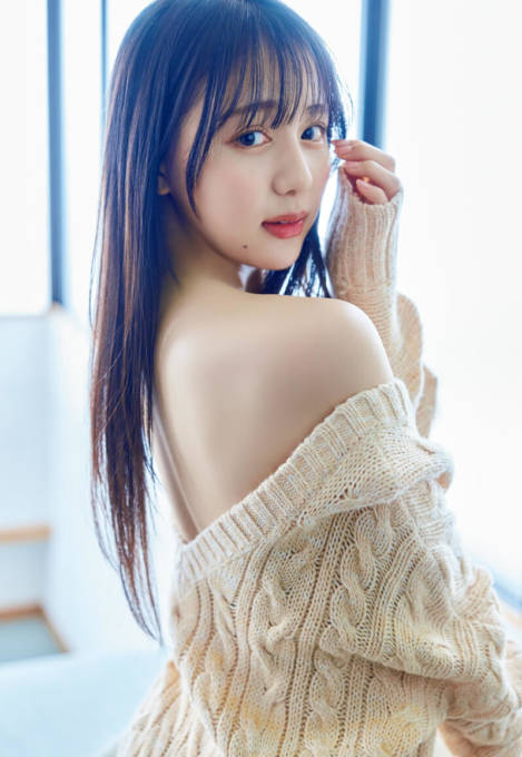 麻丘真央、ニットから色白のほっそり美背中がチラリ！大人っぽくしっとりとした雰囲気で魅せる