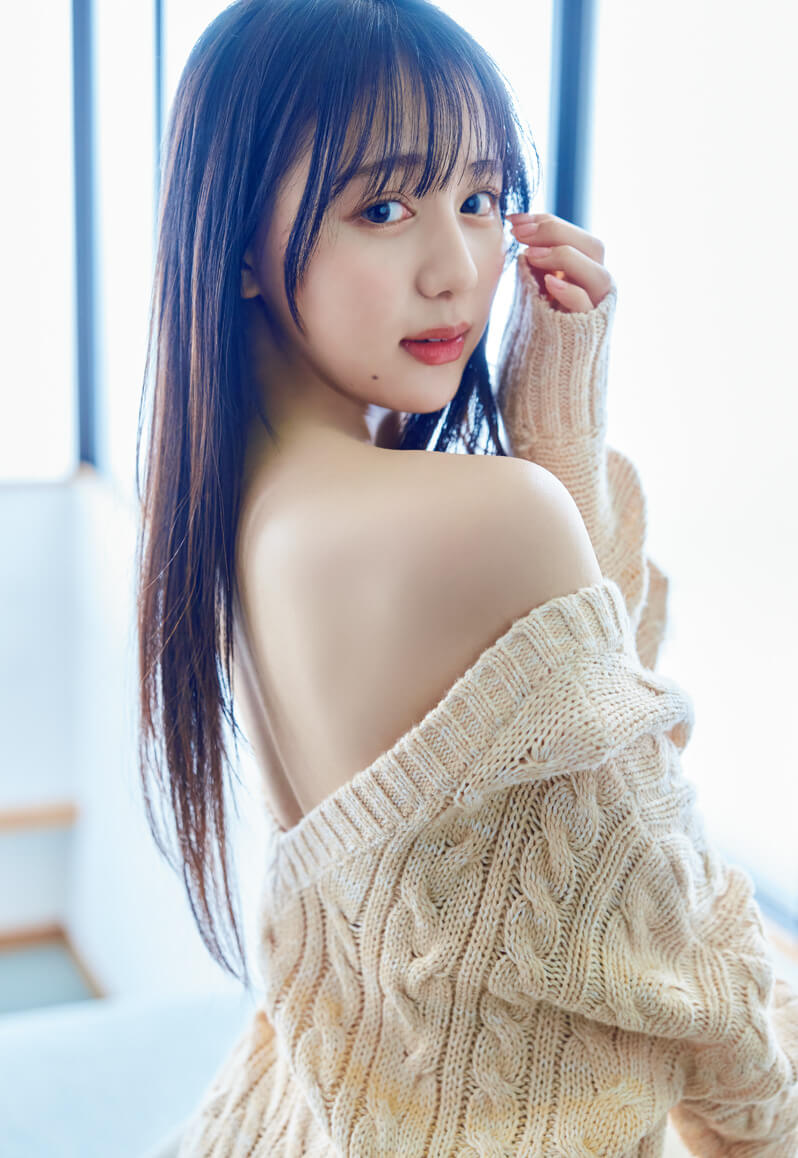 麻丘真央、ニットから色白のほっそり美背中がチラリ！大人っぽくしっとりとした雰囲気で魅せるメイン画像