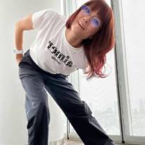 hitomi、Zoffの老眼鏡に合わせたシンプルコーデに反響「まだまだ若い！」「とてもお洒落」