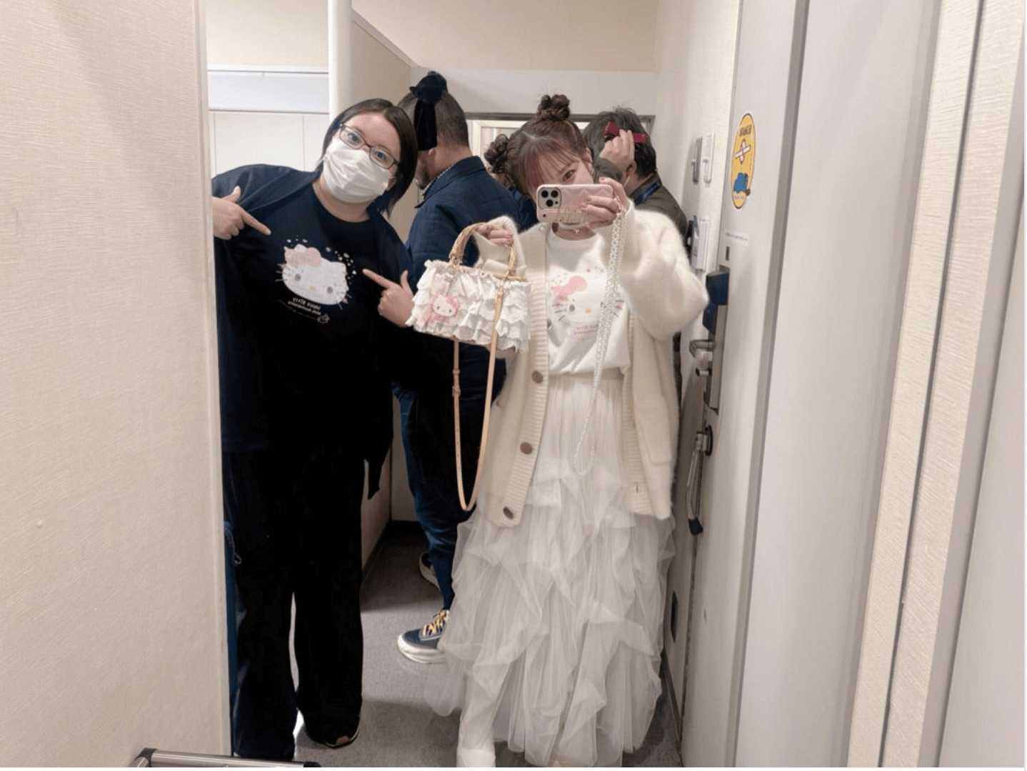 辻希美、“キティちゃんが好きすぎる”16歳長女とおでかけ！仲良し親子