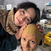 山崎賢人『ゴールデンカムイ』“杉元”姿のもぐもぐ＆オフSHOTに反響「いつもすごい！」「撮影楽しそう」