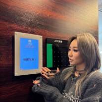 倖田來未、ミニスカを履きこなす美脚SHOTに「めちゃかわ」「脚の綺麗さも42歳じゃない」の声