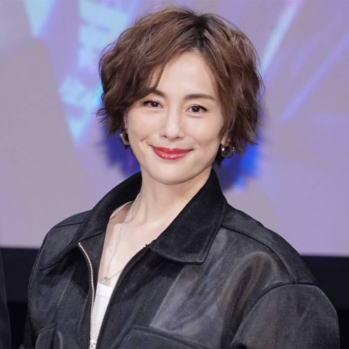 米倉涼子、圧巻のほっそり美脚に釘付け！衣装SHOTに絶賛の声「脚長い
