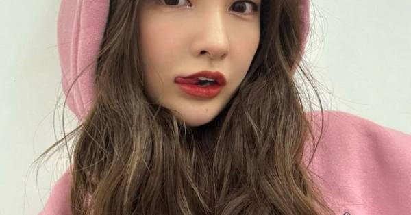 板野友美、ゆるカールヘア×ピンクフーディーのキュートSHOTに反響「ど