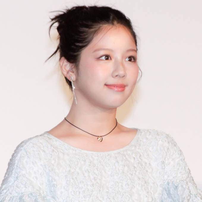 渡邉美穂、上品からカジュアルまで！魅力あふれる着こなしSHOTに反響
