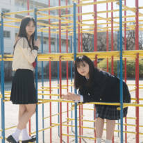 日向坂46正源司陽子&藤嶌果歩、可憐な紺色セーラー服姿を披露！ハートフルなグラビアにほっこり