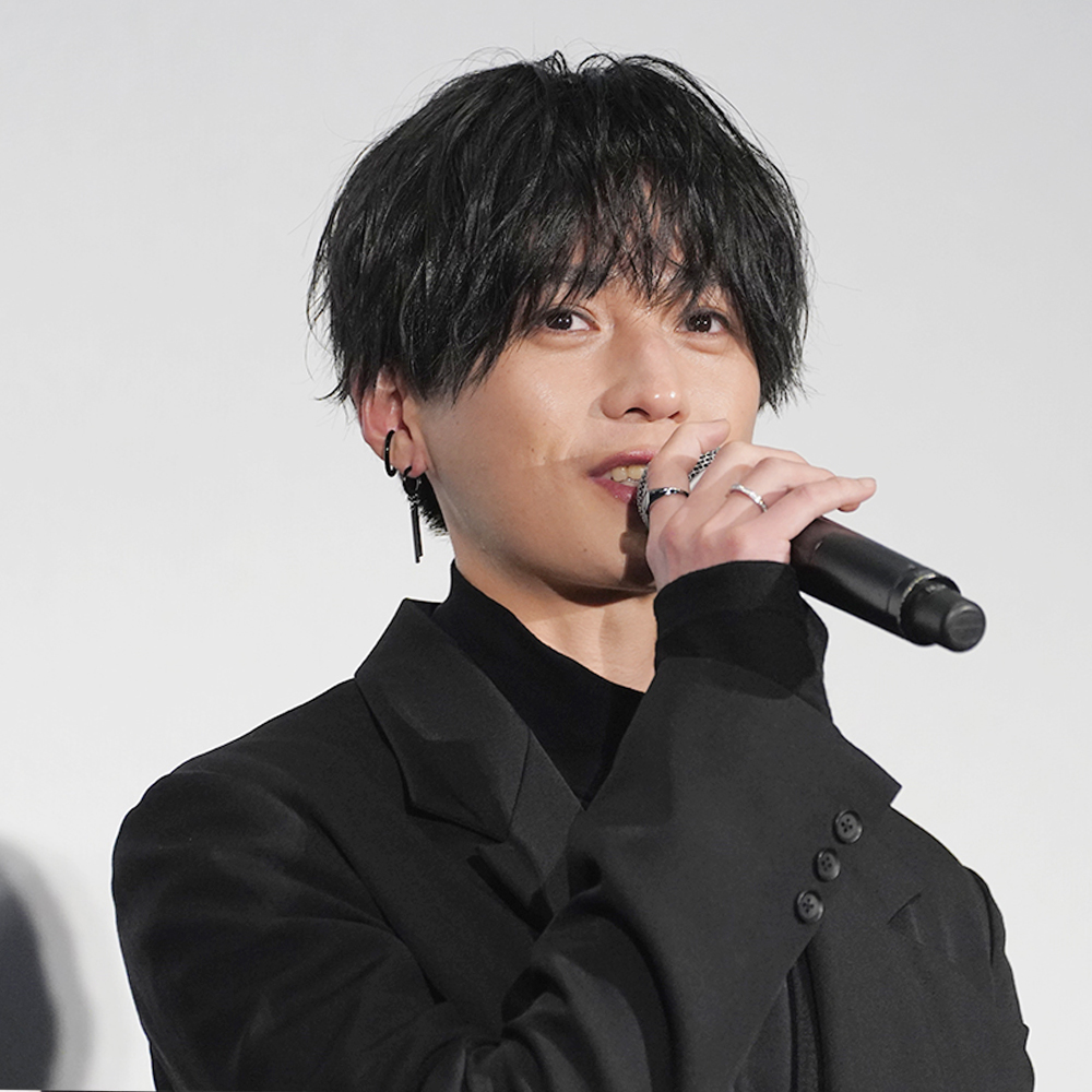 八木勇征、スーツ姿で佇むドラマオフSHOTにファンうっとり「スタイル