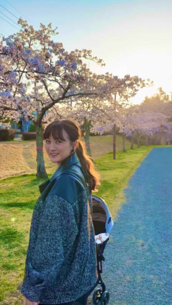 小松彩夏、愛息子とのお花見散歩SHOTに「アーティストのMVみたい」「絵力が強すぎるっ！」の声サムネイル画像!