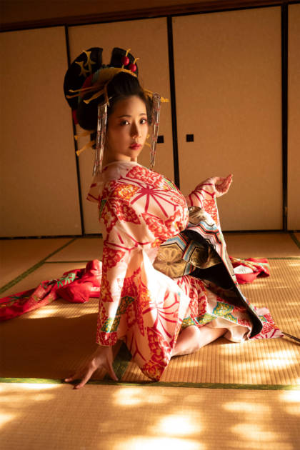 鈴木ふみ奈、艶やかな花魁に変身！はだけた着物から豊満バストや美ヒップをチラ見せサムネイル画像!