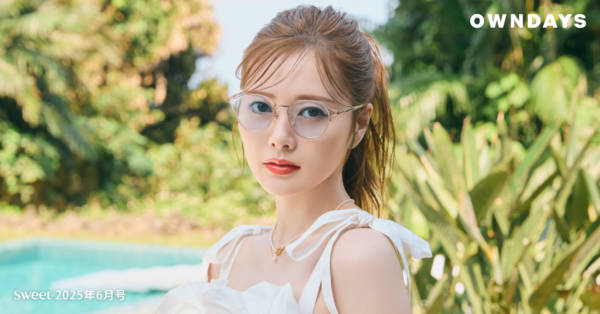 白石麻衣、色白美肩がチラリ！淡色カラーレンズメガネを取り入れ
