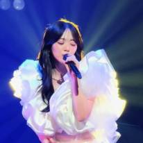 「神々しい」鈴木愛理、シースルー衣装を着こなすステージSHOTに絶賛の声「スタイル良すぎ」