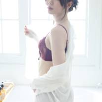 プロ雀士・東城りお、ほっそり美ボディ際立つ肌見せSHOT披露！初のフォトエッセイで人生を振り返る