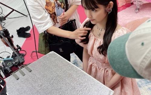 今夏で芸能界引退の道重さゆみ、ラストシングルのキュートなオフSHOTに