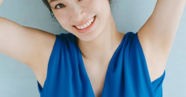 今年で俳優デビュー25周年！上戸彩、笑顔はじけるブルードレスSHOTで