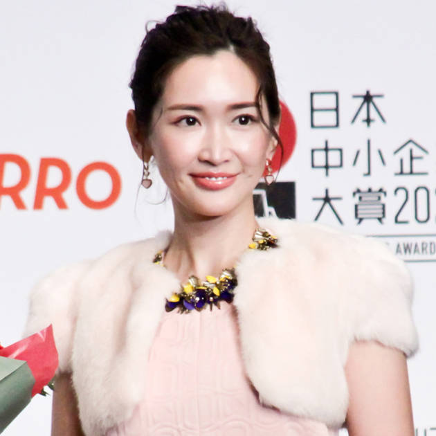 紗栄子「その先にいけた」抵抗感から一変！効果を実感した愛用美容液サムネイル画像!