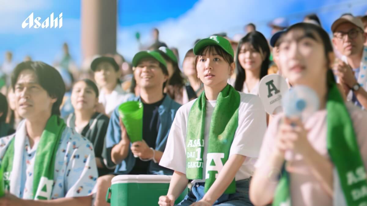 新垣結衣　パネル　十六茶　ガッキー　チャージ 星野源　結衣　新垣 十六茶 CM「16チャージ！野球場」編 15秒 新垣結衣 - YouTube