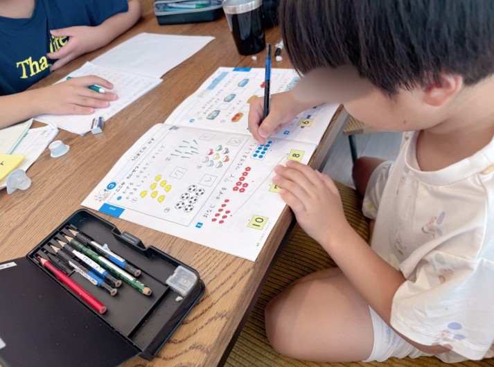 第5子妊娠中の辻希美、子供たちの“宿題タイム”SHOT公開「頑張れ頑張れ～」サムネイル画像!