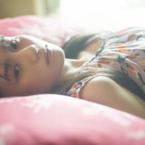 乃木坂46川崎桜、アンニュイな表情を見せた寝転びSHOTにドキッ！夢の中のような夏のひとときを表現